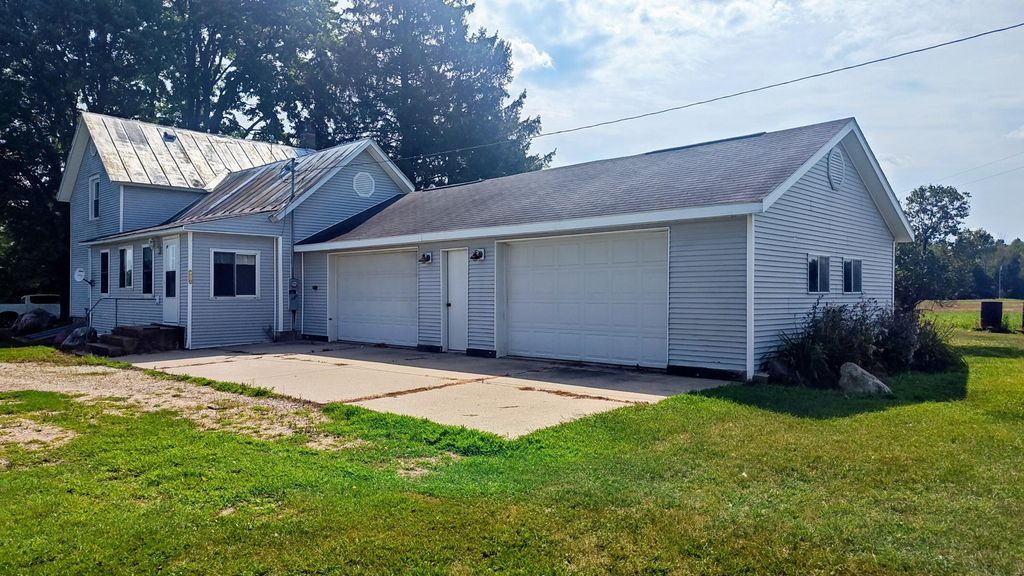 1266 S Lake Road, Montcalm township