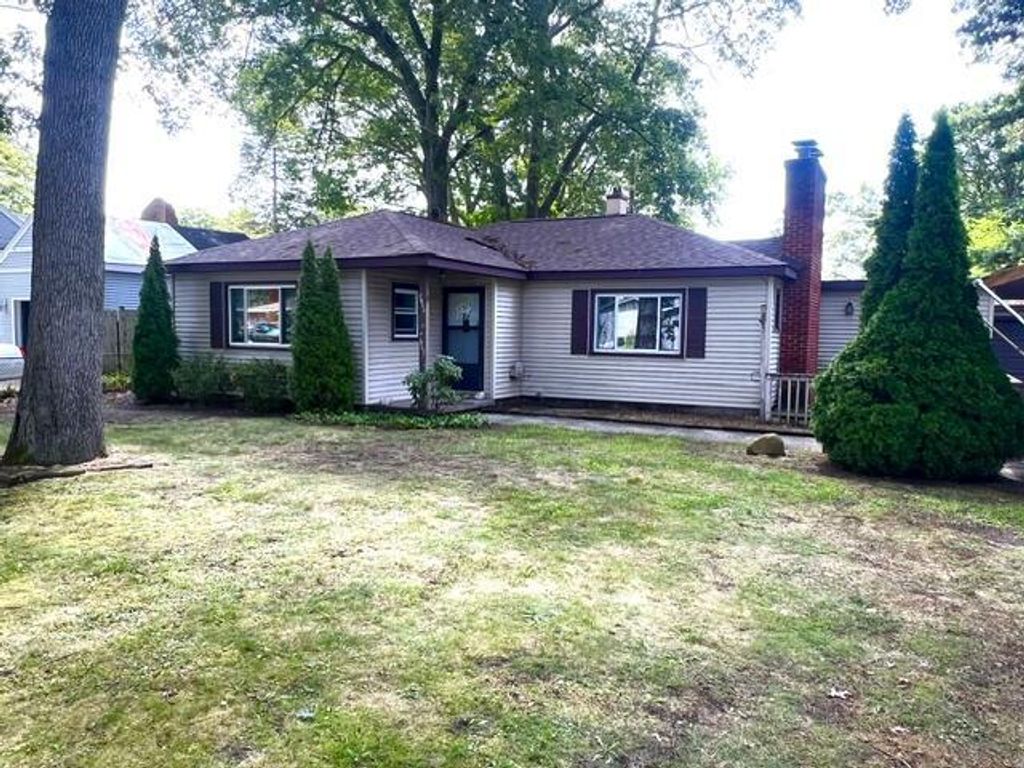 2063 S Manitou Circle, Norton Shores city