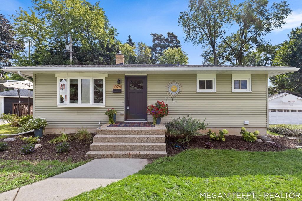 1074 Washtenaw Drive Ne, Grand Rapids city