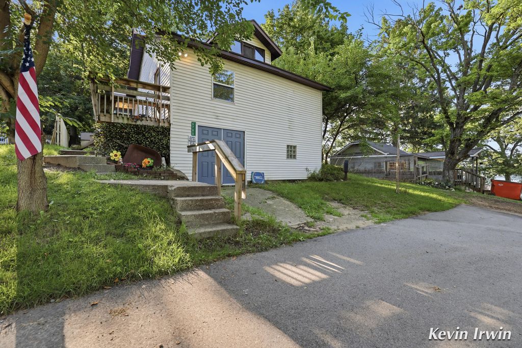 6780 Tulare Avenue Ne, Cannon township