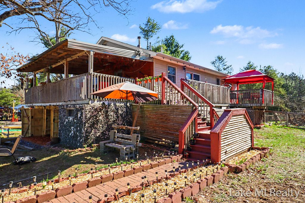 1889 E 40th Street, Everett township