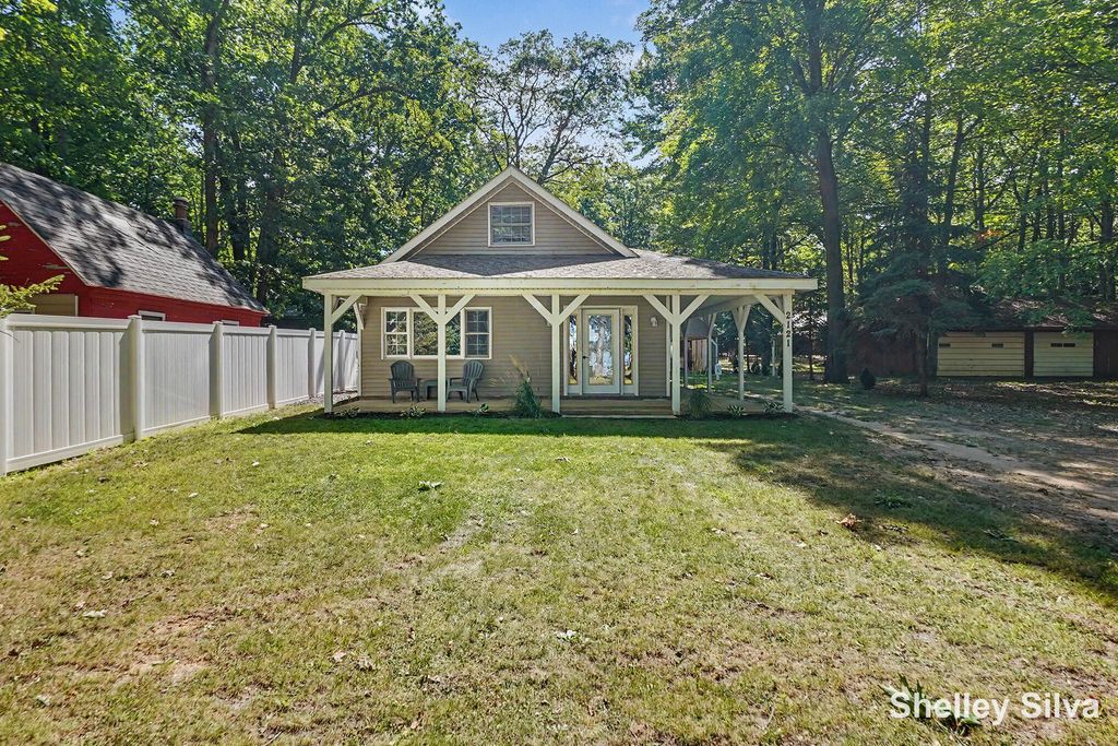 2121 Wolf Lake Drive, Peacock township