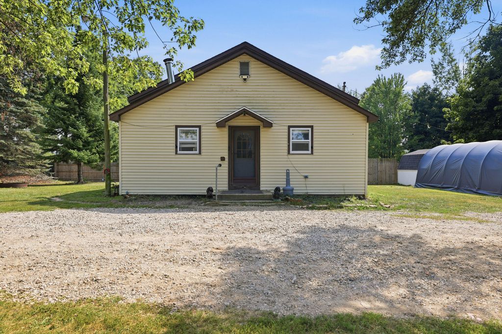 7531 County Farm Road, Eureka township