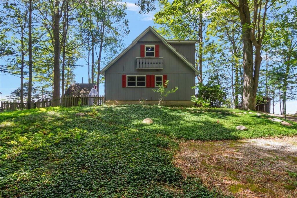 997 Lake Lane, Casco township