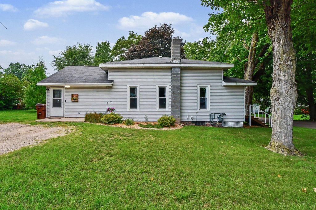 326 Beech Street, Freeport village