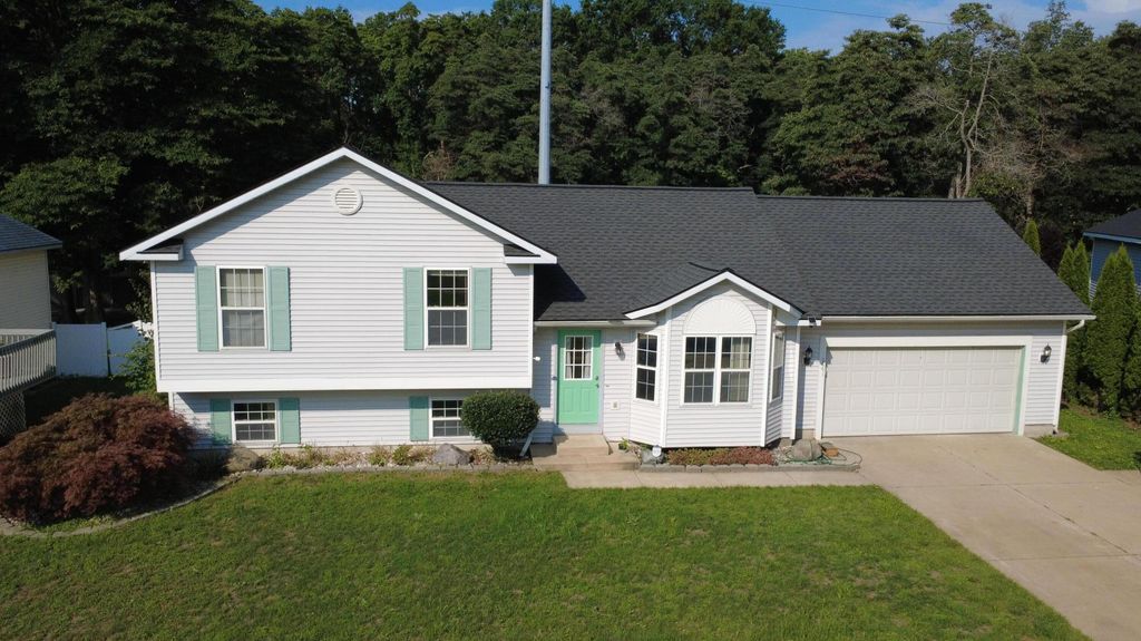 2591 W Pine Lane, Holland charter township