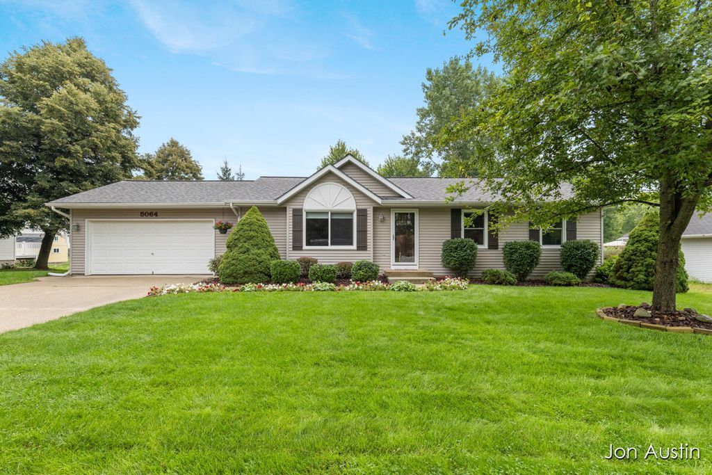 5064 Shinnecock Hills Drive Nw, Alpine township
