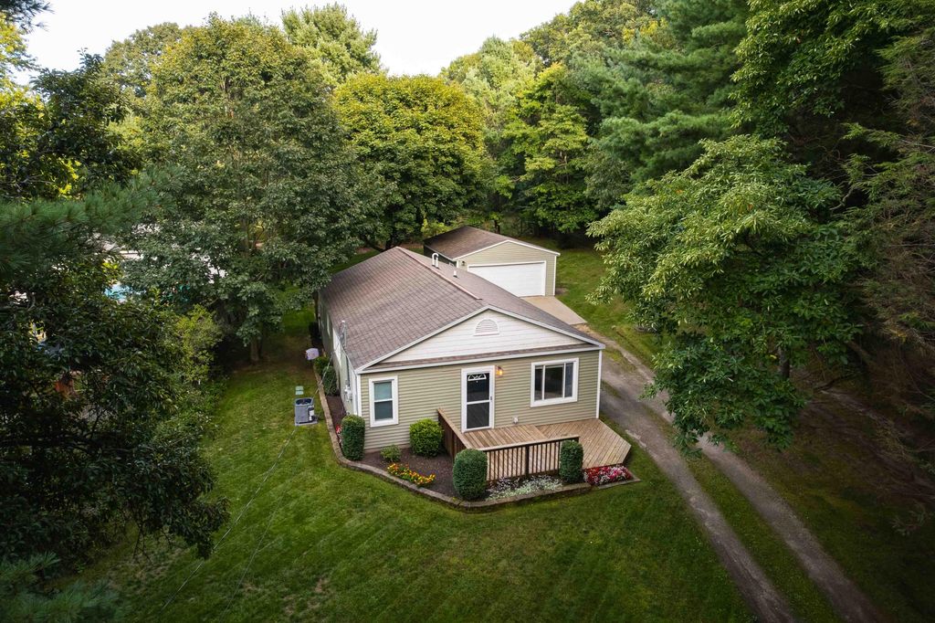 2016 Scenic Drive, Laketon township