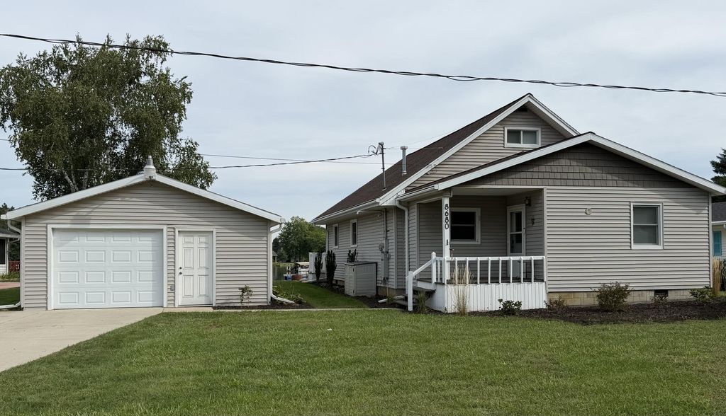 8680 Navaho Trail, Winfield township