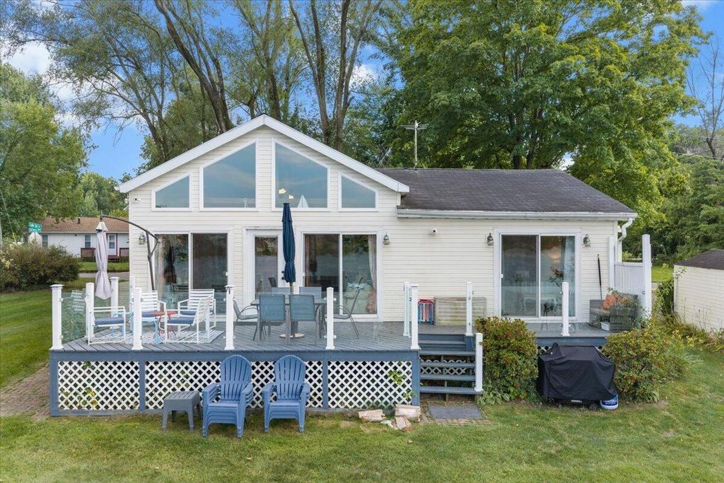 25030 Lakeshore Drive, Dowagiac
