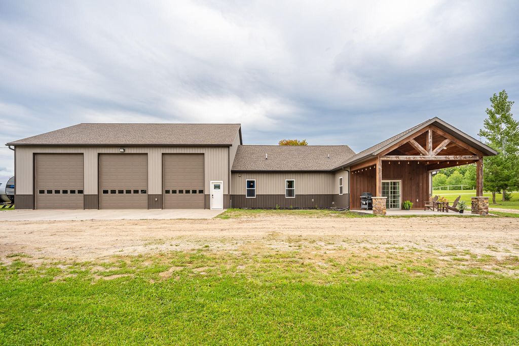 5547 W Duckland Road, Sidney township