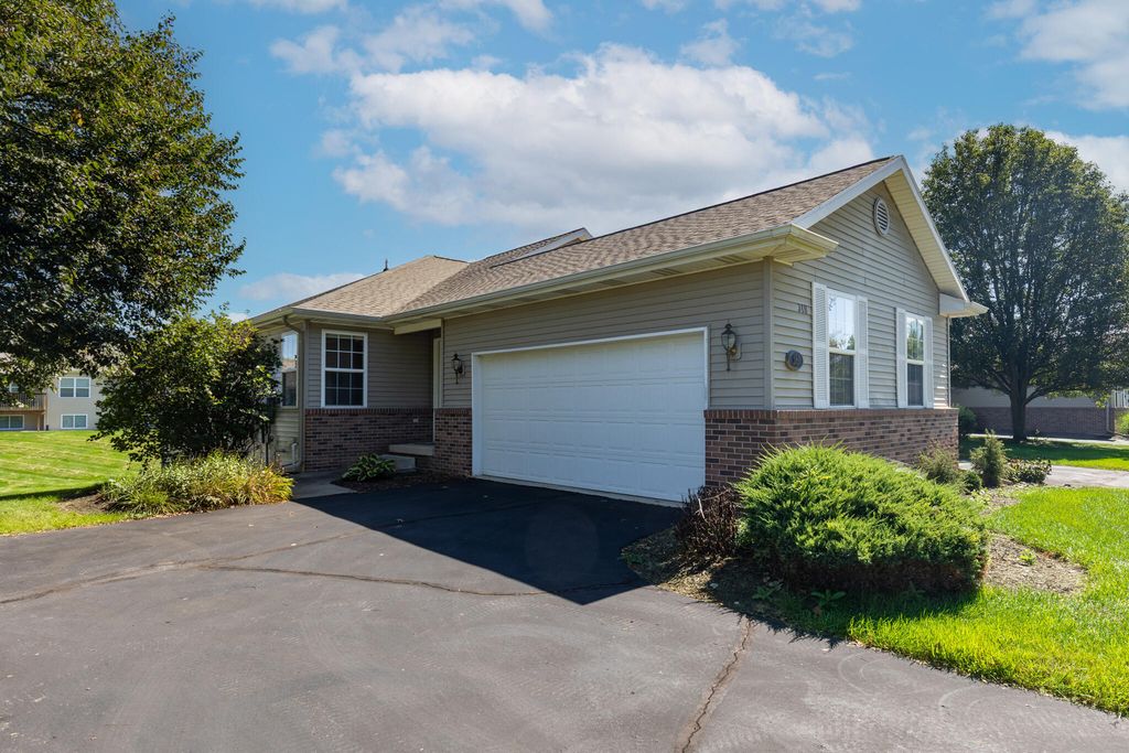 318 Barrington Circle, Lansing