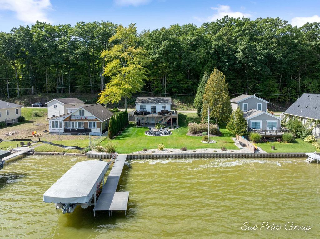9254 S Redwood Drive, Newaygo