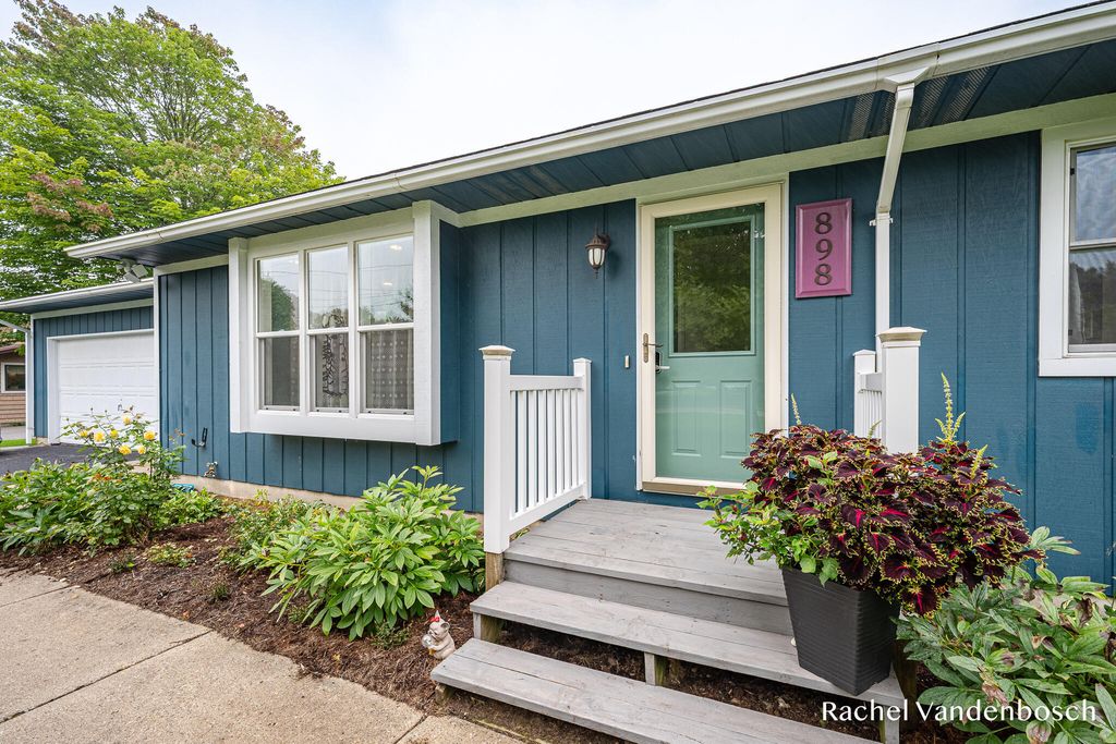 898 Hunt Street Se, Lowell
