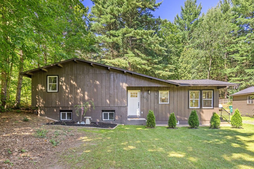 3233 13 Mile Road Ne, Rockford