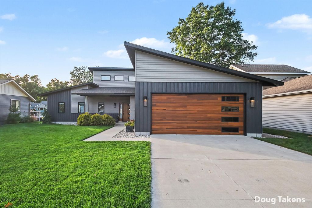 8245 Indian Shores Drive, Howard City