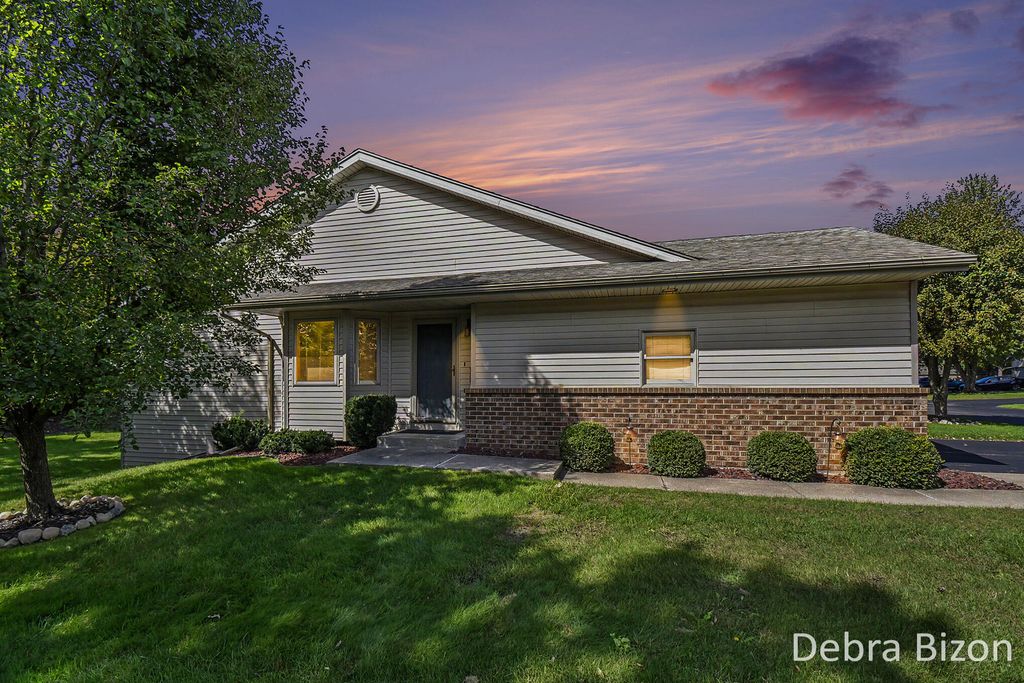 1011 Country Gardens Nw, Grand Rapids