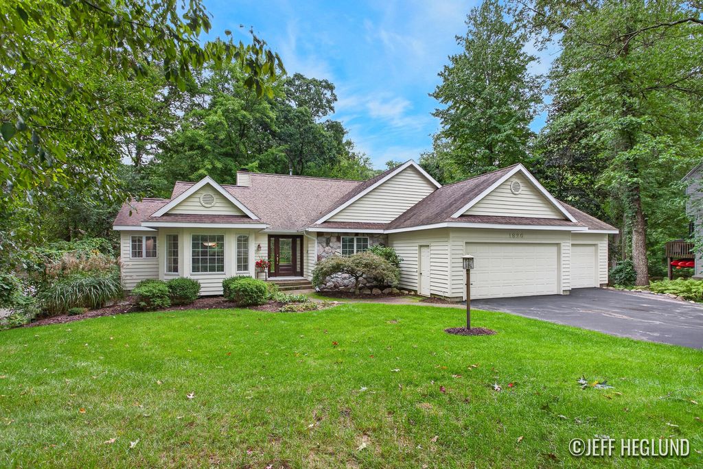 1926 Country Brook Drive Se, Ada