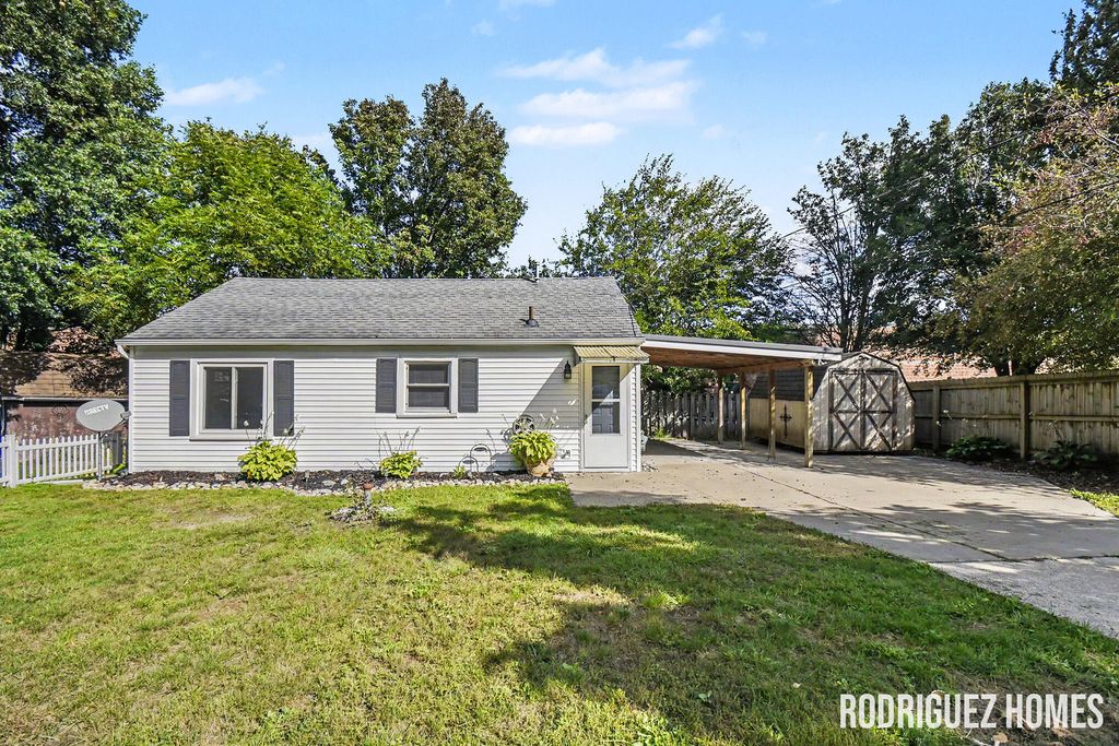 8242 Freeland Avenue Sw, Byron Center