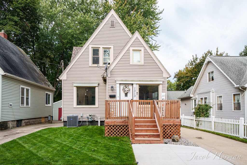 1313 N Jenison Avenue, Lansing