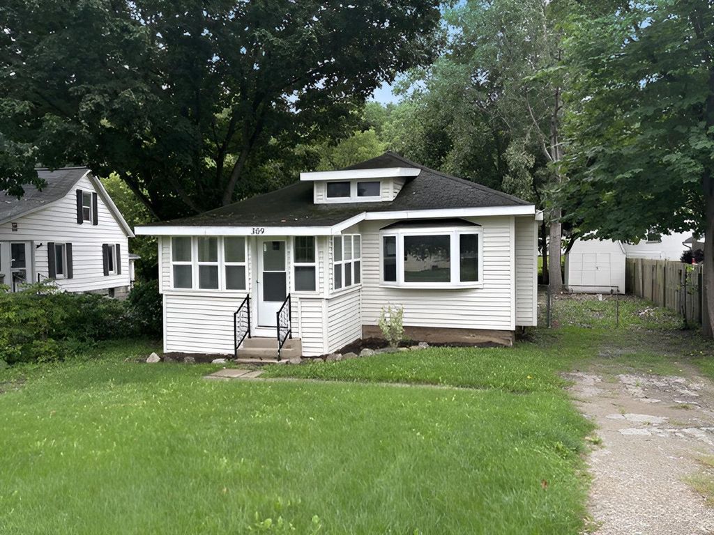 309 W Riverside Drive, Ionia