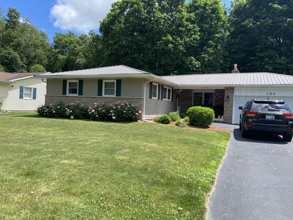 706 North Drive E, Marshall