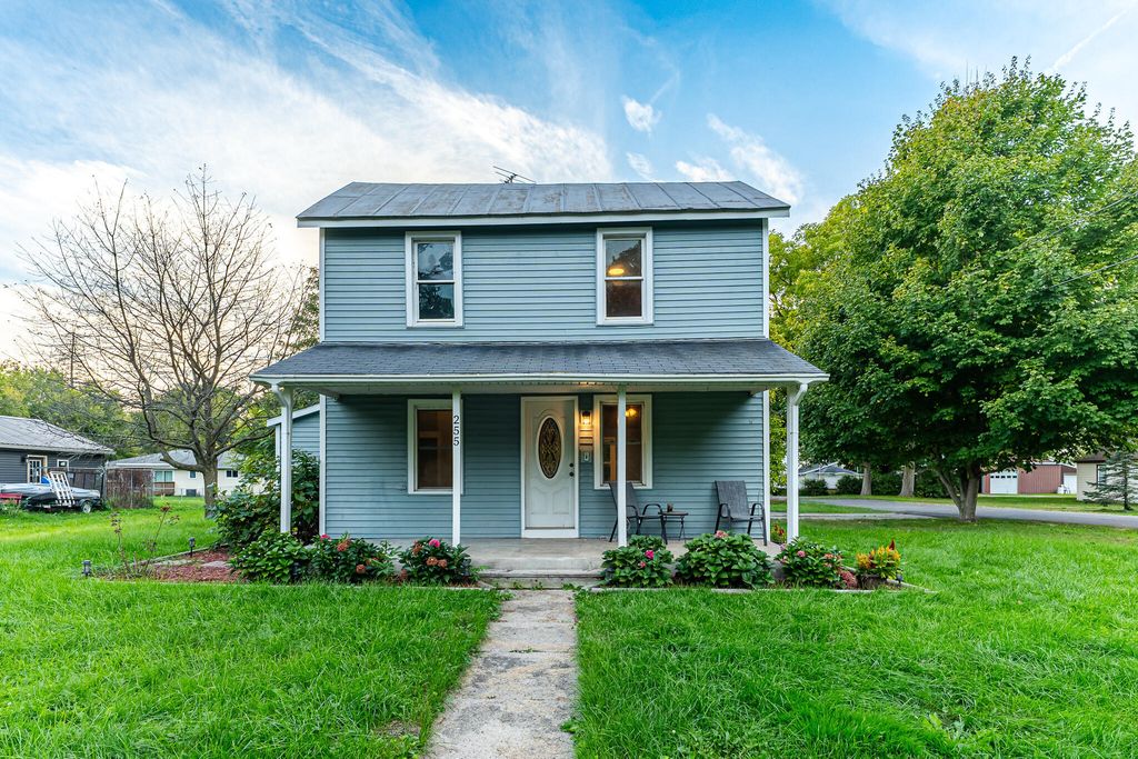 255 N Robinson Street, Lyons