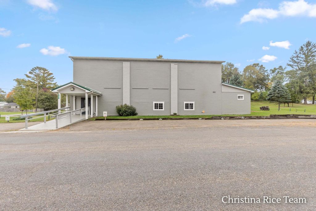 207 N Clark Street, Six Lakes