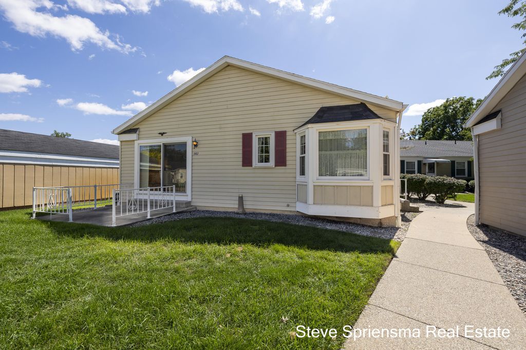 942 Village Lane, Jenison