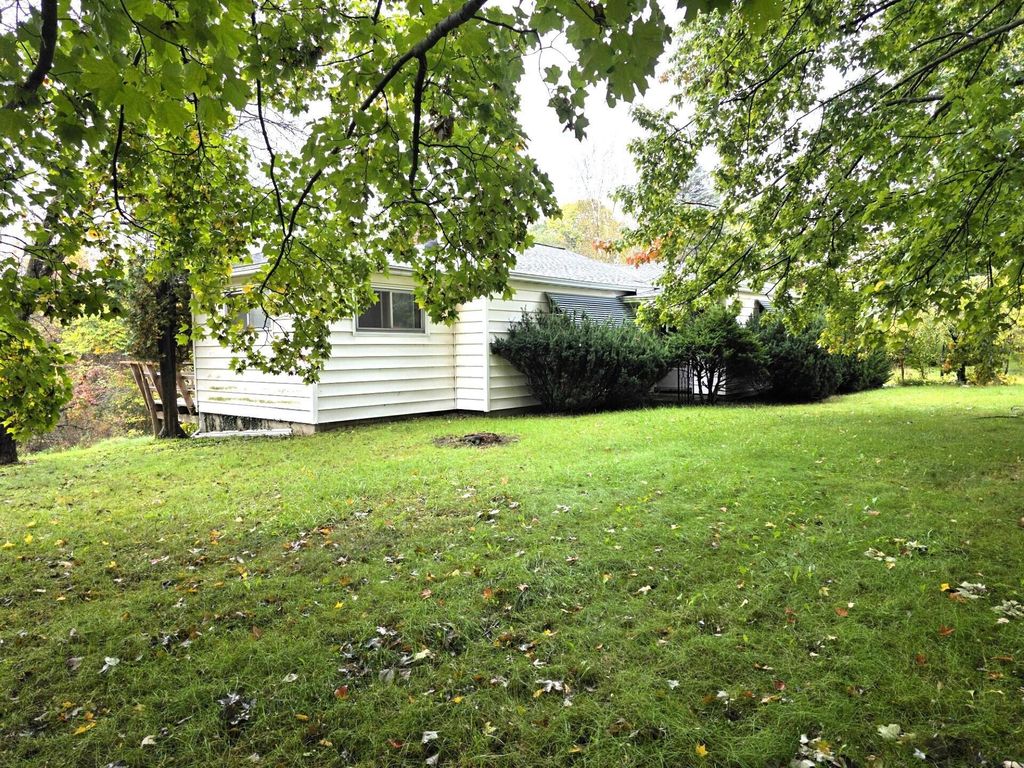 916 Lincoln Lake Avenue Se, Lowell