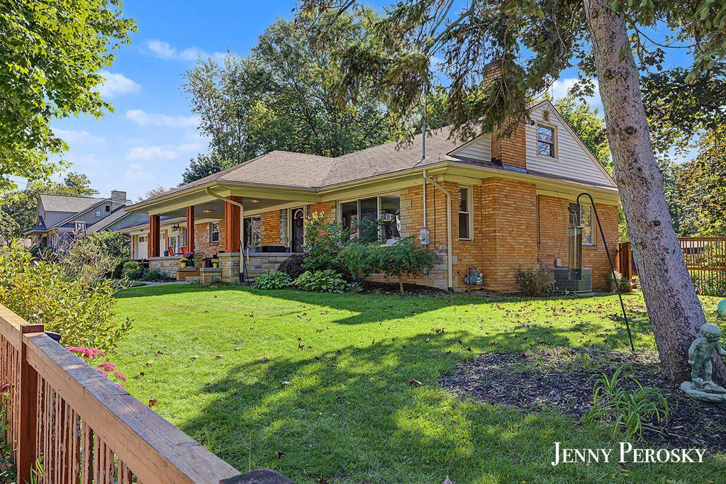 2022 Hall Street Se, East Grand Rapids