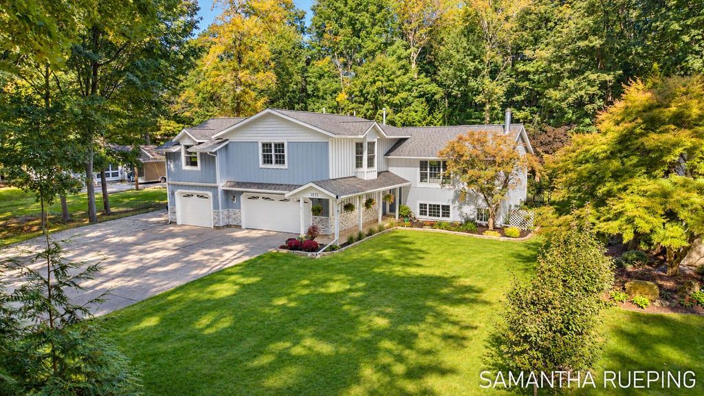1571 Waukazoo Drive, Holland