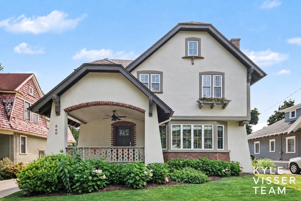 560 Laurel Avenue Se, East Grand Rapids