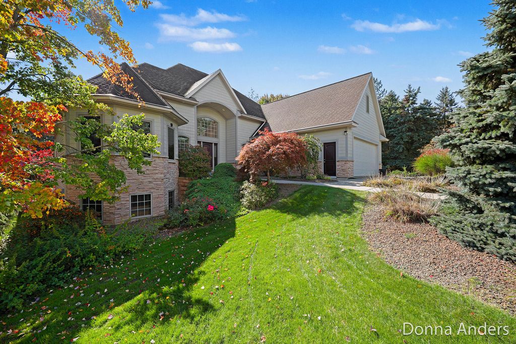 6859 Chandler Woods Drive Ne, Belmont