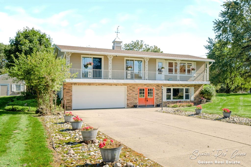 718 N State Road, Belding