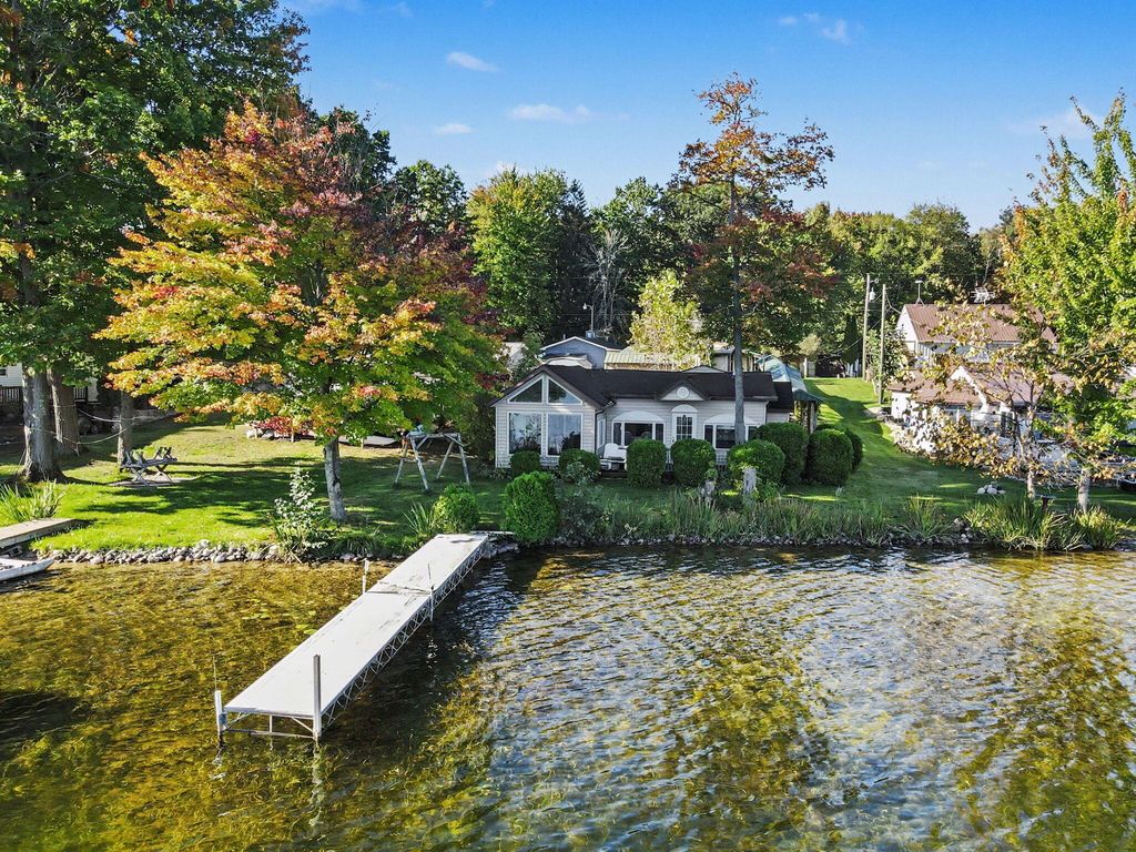 5852 Keeney Road, Six Lakes