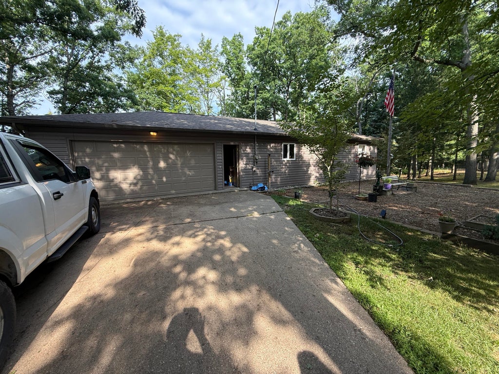 8733 S James Road, Pleasant Plains township