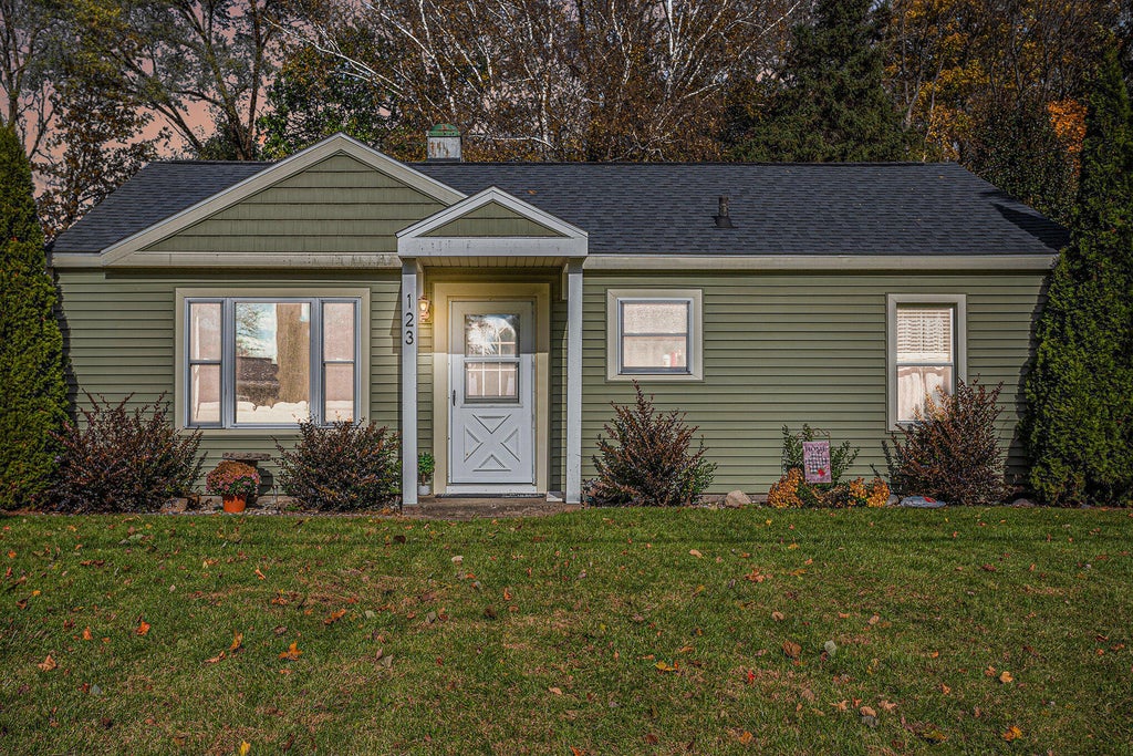 123 N Carleton Drive, Pennfield charter township