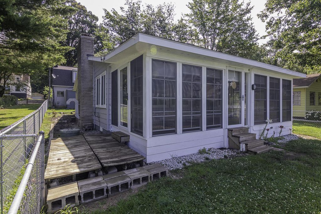 124 Peterson Drive, Cheshire township