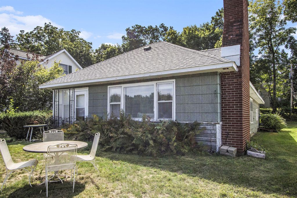 51361 Summit Street, Paw Paw township