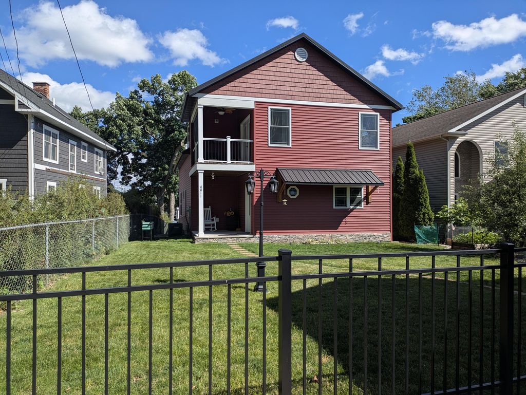 8811 Waruf Avenue, Portage city