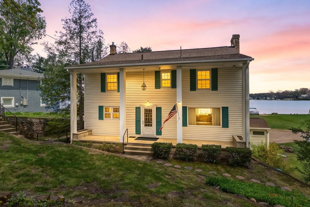 434 Crooked Lake Drive W, Texas charter township