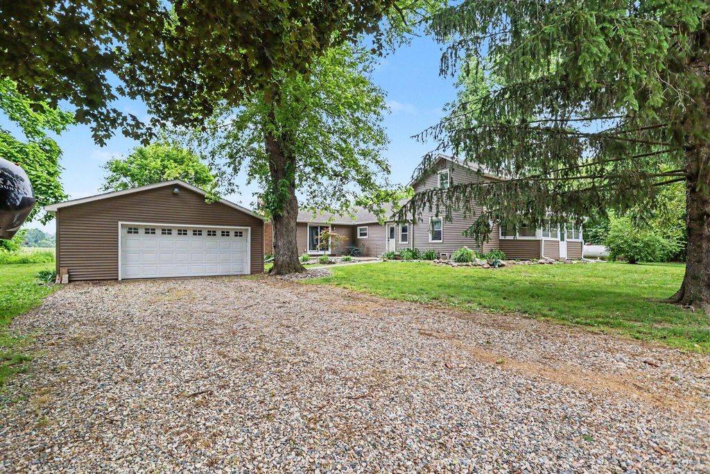 22945 B Drive N, Marengo township