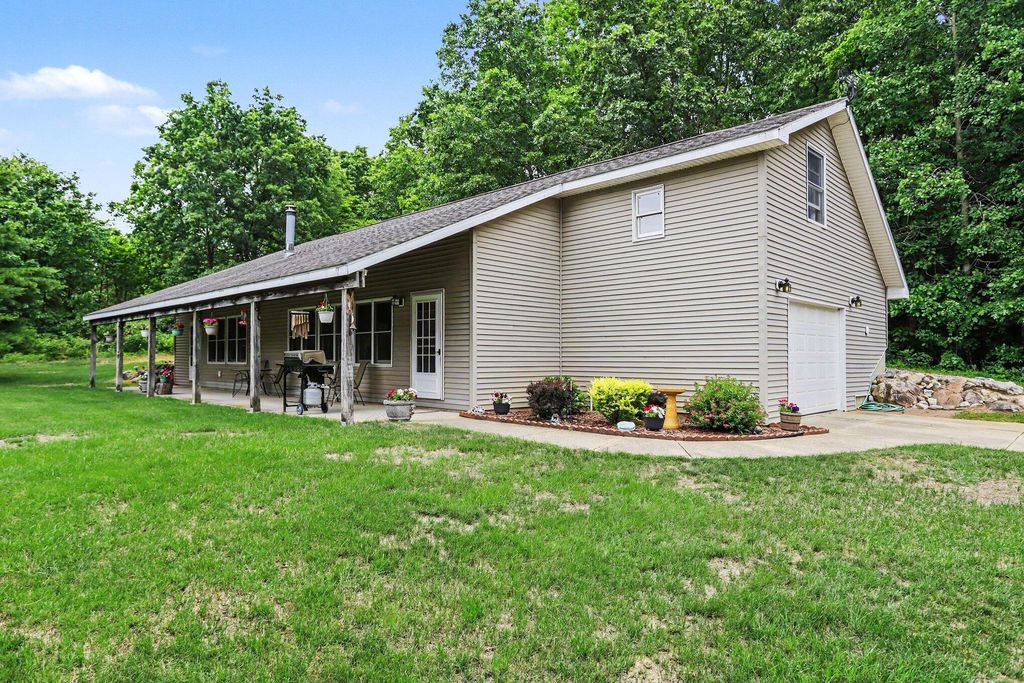 21641 Pine Lake Road, Pennfield charter township