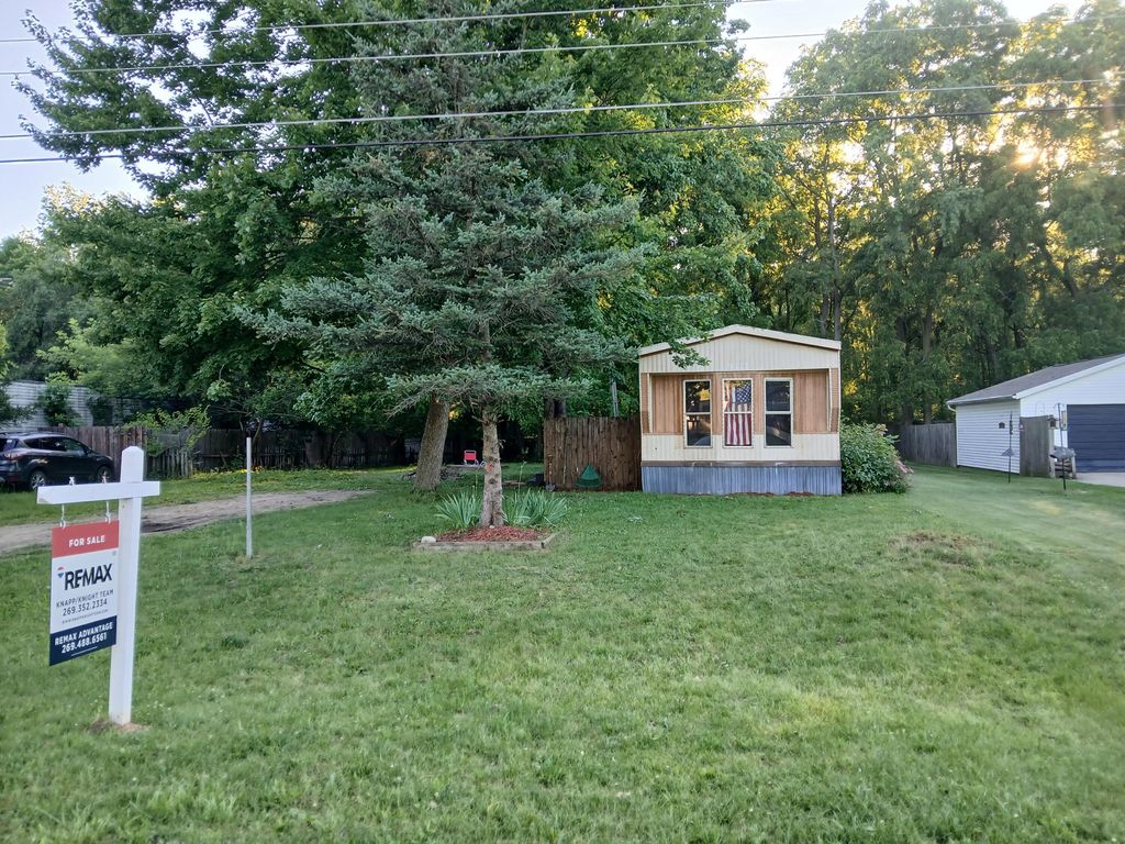 75690 Marie Drive, Porter township