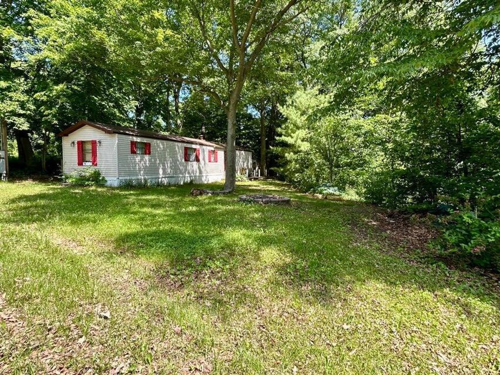 8771 Chain O Lakes Drive, Hope township