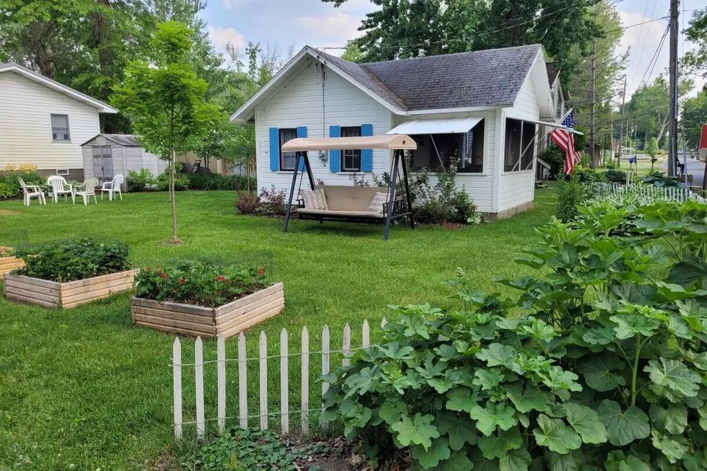 11055 E Indian Lake Drive, Pavilion township