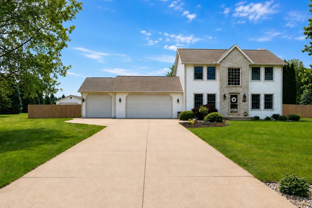 47679 Woodfield Circle, Almena township