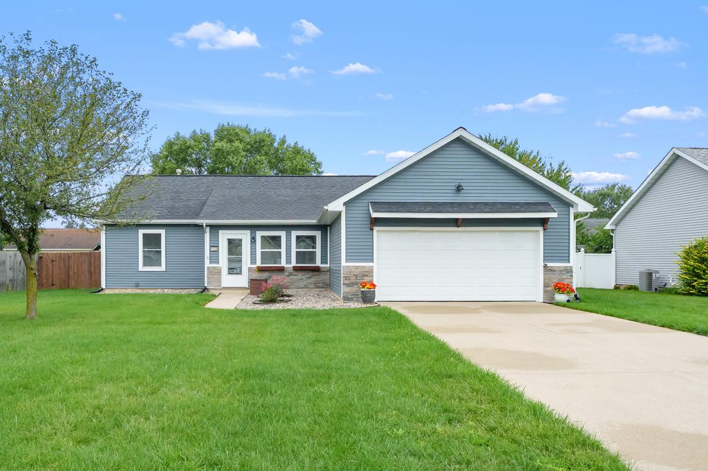 1138 Wintercherry Lane, Vicksburg village