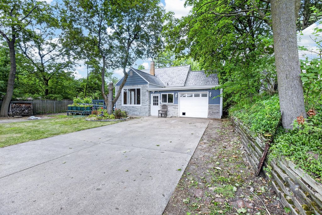 1202 Pinehurst Boulevard, Kalamazoo charter township